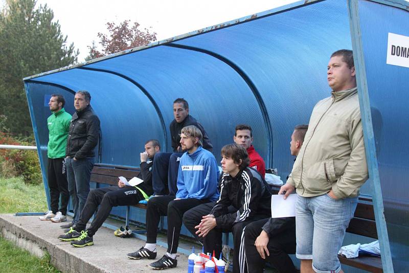 AFK LoKo CHomutov A - SK Horní Měcholupy 2:1, domácí v bílém.