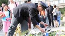 SNÍMEK Z POHŘBU. Policisté položili květiny a věnce na Palackého ulici, kde byl jejich kolega smrtelně postřelen.