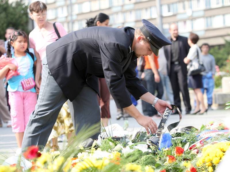 SNÍMEK Z POHŘBU. Policisté položili květiny a věnce na Palackého ulici, kde byl jejich kolega smrtelně postřelen.