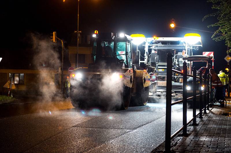 Během dvou nocí, ze čtvrtka na pátek a z pátku na sobotu, pokládali mezi 18:00 až 03:00 hodinou silničáři v Klášterci nad Ohří na silnici I/13 nový asfalt.