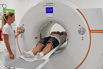 Celotělový tomograf PET/ CT vytváří obrazy, které odhalují podrobnou anatomii a biologické procesy na molekulární úrovni. Krátká délka tunelu pacientům pomáhá se zmírněním pocitu klaustrofobie.