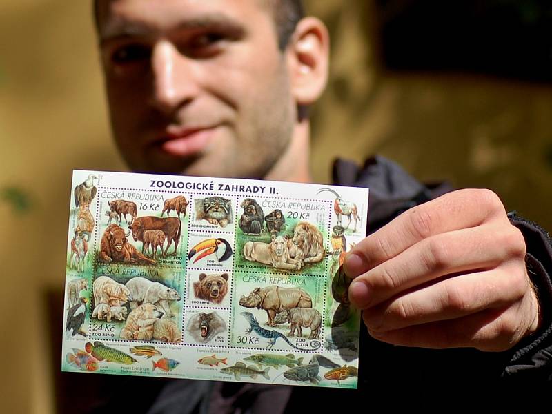 Na aršíku poštovních známek jsou zvířata chovaná v chomutovském zooparku: zubr evropský a manul. Na snímku aršík ukazuje mluvčí zooparku Martin Šopf