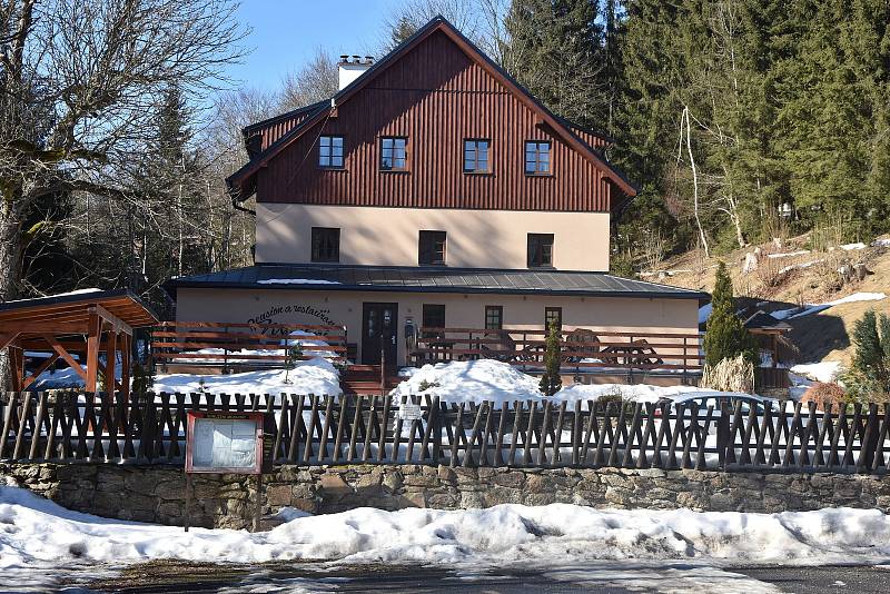 Oblíbený penzion v Mezihoří v nedávné minulosti vyhořel, majitel ho ale nechal postavit znovu. Mezihoří je jednou z vesnic, které patří k Blatnu.