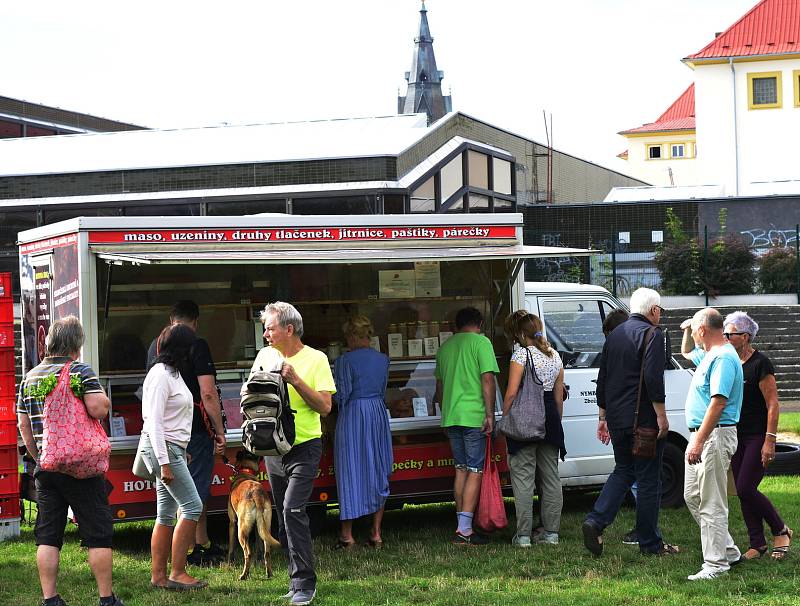 Chomutovské farmářské trhy zůstanou přesunuté nejméně do října.