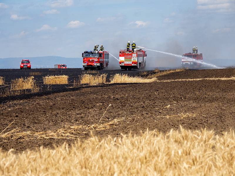 Požár pole s obilím zaměstnal hasiče i zemědělce při jeho likvidaci v blízkosti obce Lažany u Chomutova.