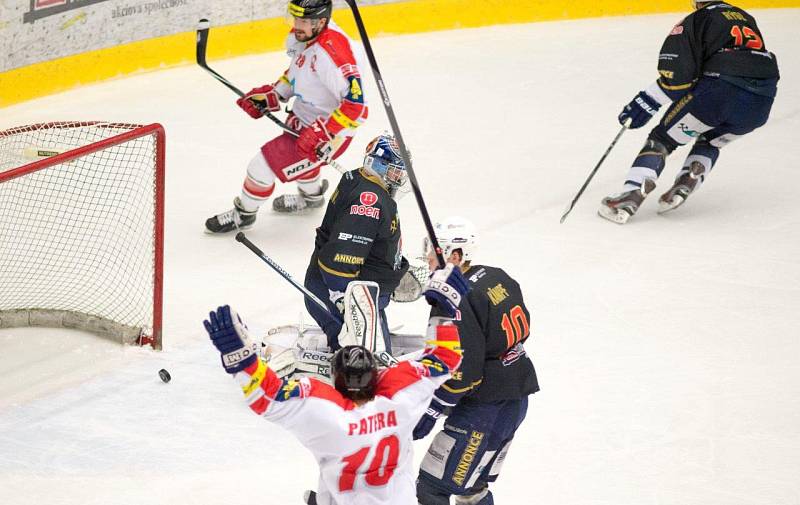 Z barážového zápasu Piráti Chomutov - HC Olomouc.