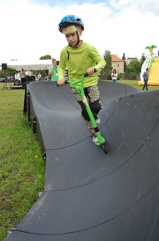 Po zahajovací jízdě se na pumptrackovou dráhu nadšeně vrhli mladí cyklisté i koloběžkáři.