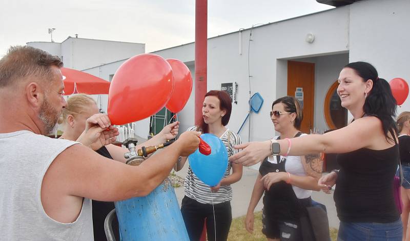 Ve Strupčicích se při zahájení sezóny ve sportovním areálu rozloučili s dobou covidovou. Vyslali k oblakům stovky balonků.