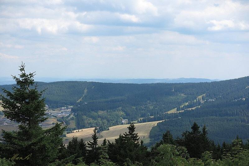 Krásné výhledy, lanovku i skluzavku na laně nabízí saský Fichtelberg.