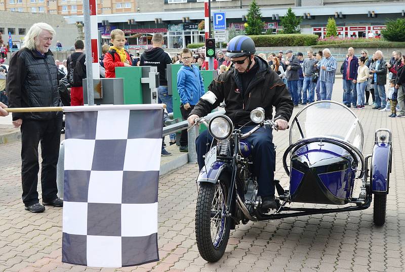 V Chomutově si dali dostaveníčko příznivci historie motorismu. Po registraci a dvouhodinové prohlídce vyrazili motoristé na spanilou jízdu okresem.