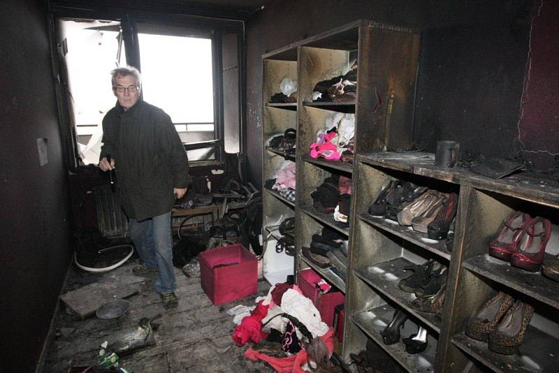Vyhořelá předsíň bytu, kde požár vypuknul.
