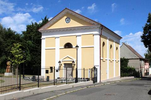 Dominantou ulice 5. května v Jirkově je synagoga.