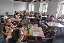 Ve velkém sále chomutovské knihovny se ve středu 22. června uskutečnila beseda zástupců spolku ZeMěŠkola a Podkrušnohorské svobodné demokratické ZŠ a MŠ s veřejností.