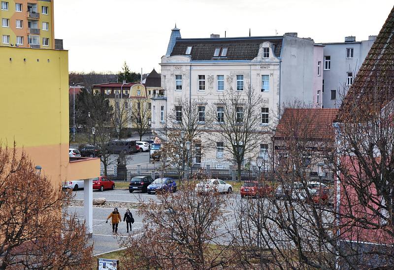 Takový je pohled na jirkovské náměstí od špičky vánočního stromu.