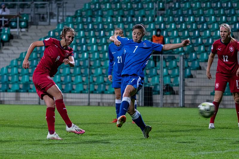 České fotbalistky (v červeném) v zápase s Azerbájdžánem.