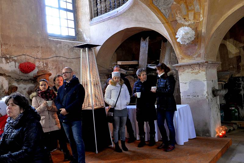 V Blatně u Chomutova se opravil vnitřek kostela. Při této příležitosti zapěl smíšený pěvecký sbor s pořadem vánočních koled.