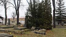 Chomutovský hřbitov - hroby určené k likvidaci.