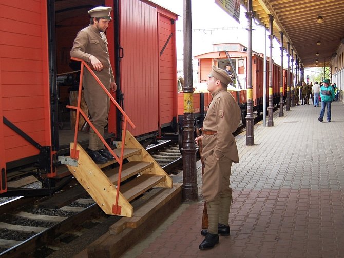 Replika legendárního vlaku legionářů na hlavním nádraží v Chomutově 