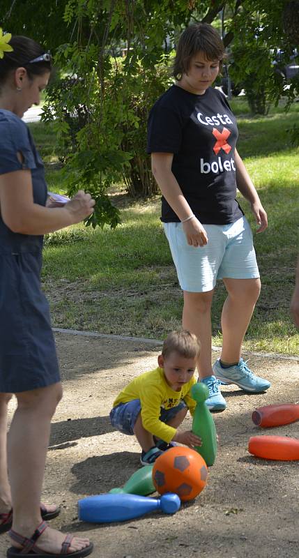 Charitativní akci v parku v Jirkově navštívilo spousta návštěvníků. Na závěr se uskutečnil běh.