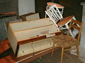 Hromada nábytku v chomutovské ulici Jirkovská