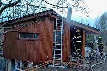 Hasiči zasahují u požáru chaty v Loučné pod Klínovcem