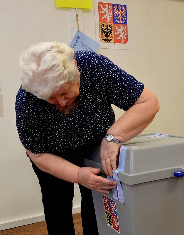 První den prezidentských voleb v Údlicích na Chomutovsku. Urna musí být řádně zapečetěná a podepsaná několika členy komise.