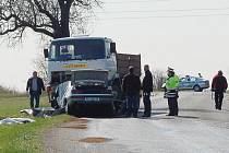 Posádka osobního auta nepřežila střet s nákladním autem.