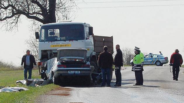 Posádka osobního auta nepřežila střet s nákladním autem.