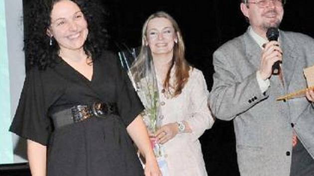 OCENĚNÍ. Usměvavá Petra Písaříková (vlevo) na pódiu Činoherního studia v Ústí nad Labem při přebírání ceny Křesadlo 2008 za dobrovolnickou práci.