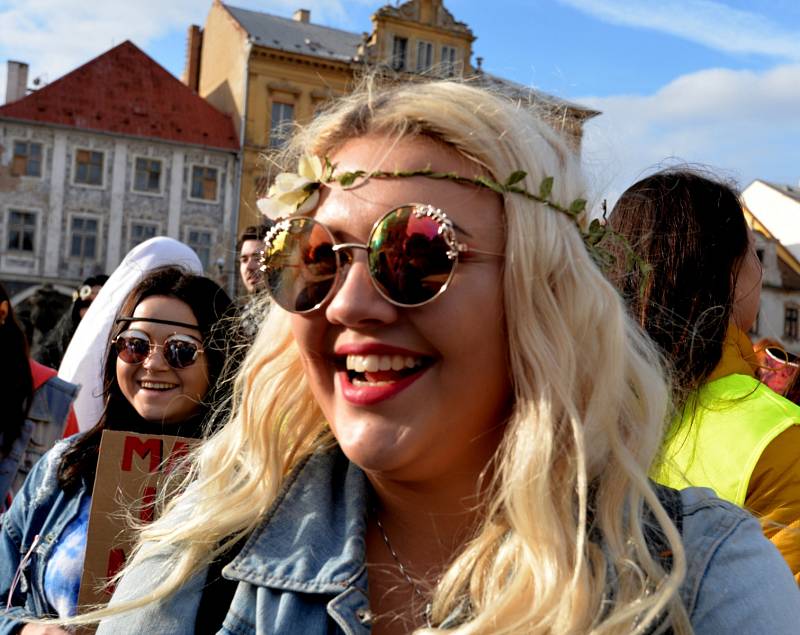 Na náměstí v Kadani vytvořili studenti a žáci škol živý obraz ke stoletému výročí Československa.