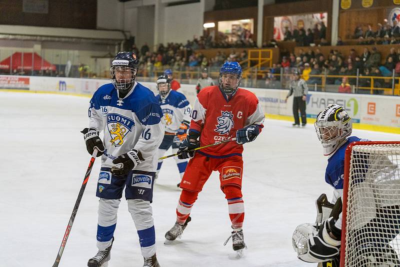 U18 Turnaj pěti zemí dnes začal v Klášterci nad Ohří zápasem Česko -Finsko. Po závěrečném hvizdu třetí třetiny zobrazovala tabule časomíry výsledek 1:4. Zápasu v hale místního zimního stadionu přihlíželo necelých 11 diváků. (5.2.2020)