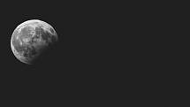Dne 7.8.2017 bylo možné pozorovat částečné zatmění Měsíce, kdy na spodní pravé straně vytvořila Země stín.