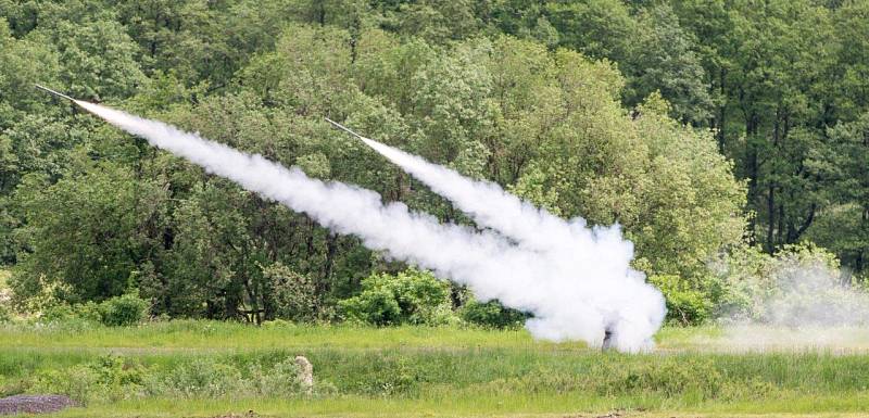 Bojovými střelbami z protiletadlových raketových kompletů vyvrcholilo tento týden ve vojenském újezdu Hradiště na Karlovarsku mezinárodní cvičení Tobruq Arrows 2016.