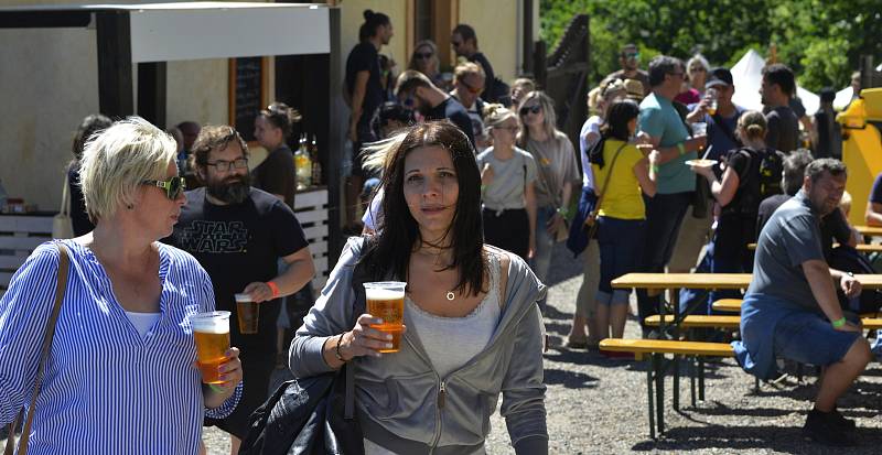 Festival nezávislého umění pÁRTy ve Františkánu opět rozproudil život v zahradách kadaňského kláštera.