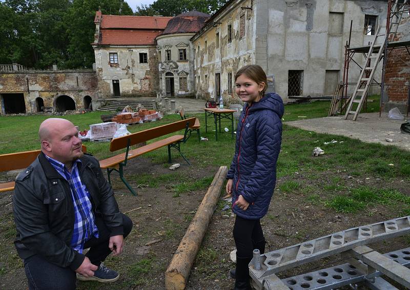 Oprava zámku v Polácich s novím majitelem.Zámek je poněkud zaostalý a nový majitel do dvaceti let by chtěl zámek přivést do původní podoby.