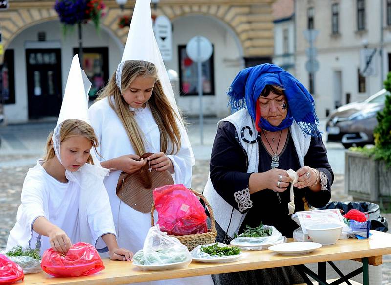 Kadaní prošel průvod bílých paní.