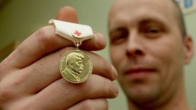 Jindřich Barcal byl jedním z dárců krve, kteří převzali Jánského plaketu.