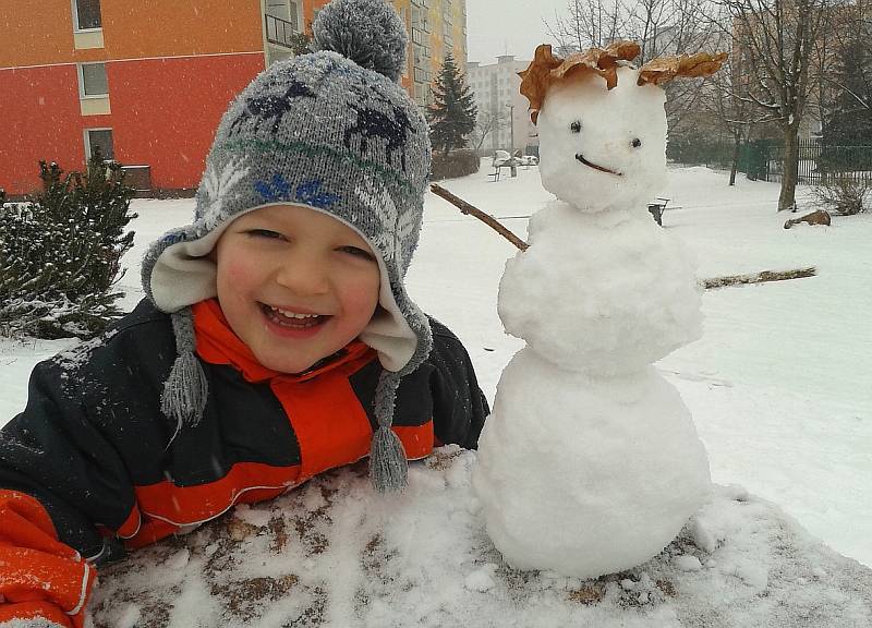 V sobotu na Písečné sníh moc nelepil, takže jsme zvládli jen malého. U sněhuláčka Jakub D.  (nesoutěžní foto)