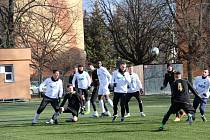 FC Chomutov - FC Mariánské Lázně 2:3, domácí hráči v bílém.