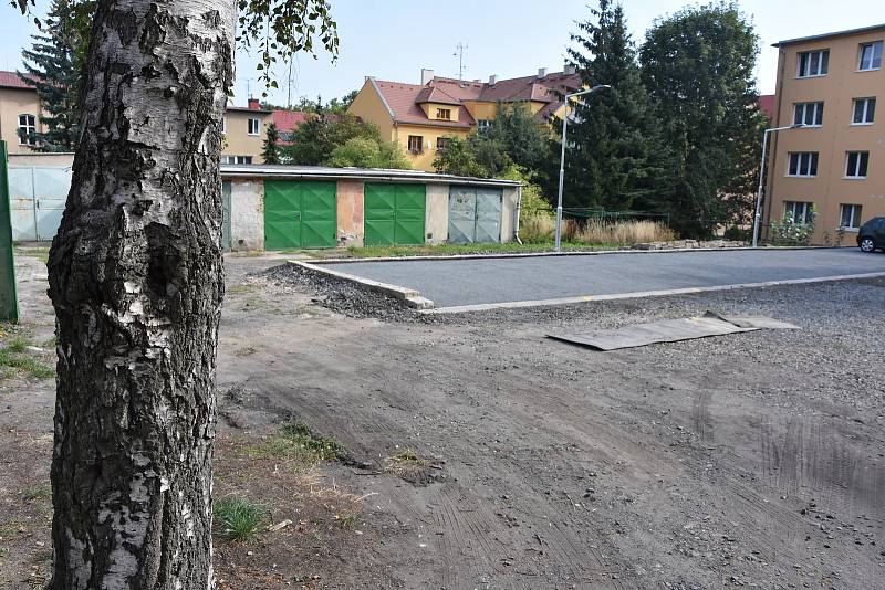 Majitelé garáží se s vlastníkem pozemku dohadují kvůli přístupu k nim. Navíc před nimi vyrostla parkovací plocha s vysokými obrubníky. "Mohl bych tam postavit i zeď, ne jen obrubníky. Místo, aby se vytočili, tam mají," oponuje Jaroslav Lecjaks.