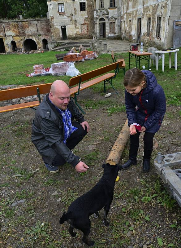 Oprava zámku v Polácich s novím majitelem.Zámek je poněkud zaostalý a nový majitel do dvaceti let by chtěl zámek přivést do původní podoby.