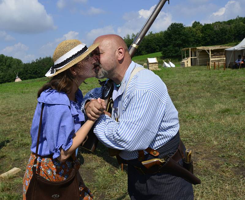 Na prostranství za Březnem u Chomutova se v historické bitvě utkali indini a vojska generála Custera.