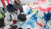 Sněhové sochy tvořili nejen profesionálové. Svou fantazii do jeho bílé masy otiskly i děti a doplnily barvami.