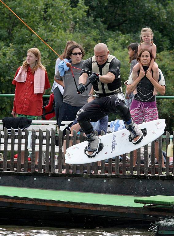 Zkušení matadoři ve wakeboardingu na Bandě pravidelně předvádějí, co umí.