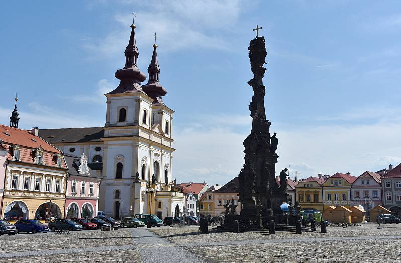 Náměstí s kostelem Povýšení sv. Kříže a sloupem Nejsvětější Trojice.