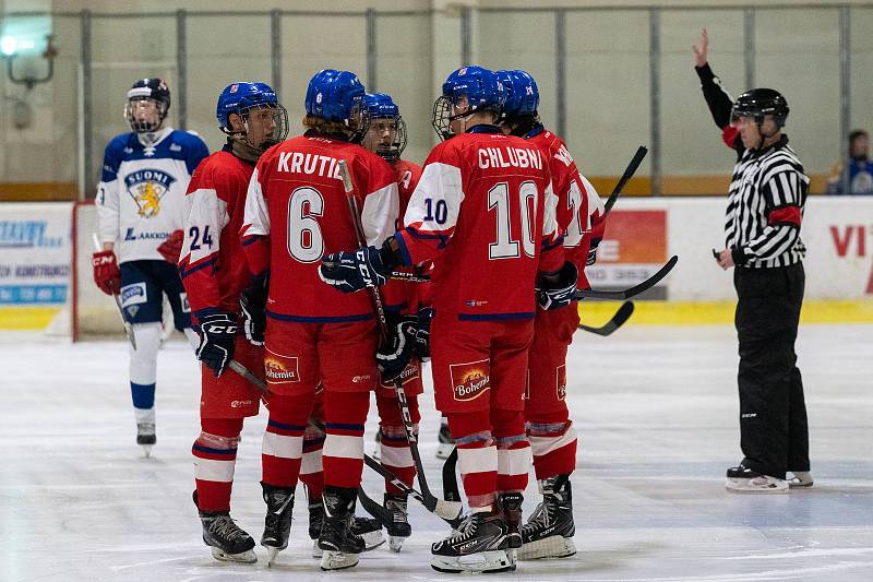 U18 Turnaj pěti zemí dnes začal v Klášterci nad Ohří zápasem Česko -Finsko. Po závěrečném hvizdu třetí třetiny zobrazovala tabule časomíry výsledek 1:4. Zápasu v hale místního zimního stadionu přihlíželo necelých 11 diváků. (5.2.2020)