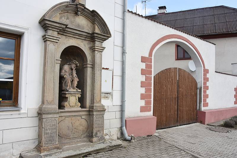 Obecní úřad v Černovicích sídlí v historické budově z konce 17. století.