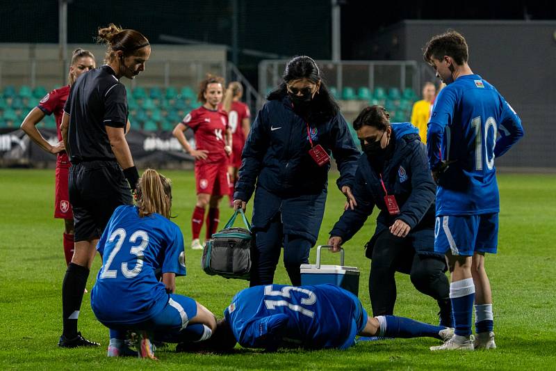 České fotbalistky (v červeném) v zápase s Azerbájdžánem.