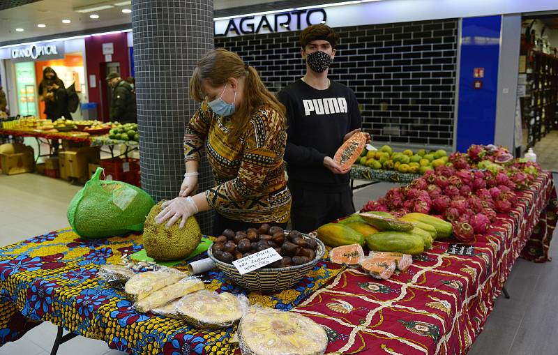 V obchodním centru v Chomutově se konaly Africké trhy. Návštěvníci si mohli nakoupit čerstvé exotické ovoce které není k dostání v běžných obchodech.