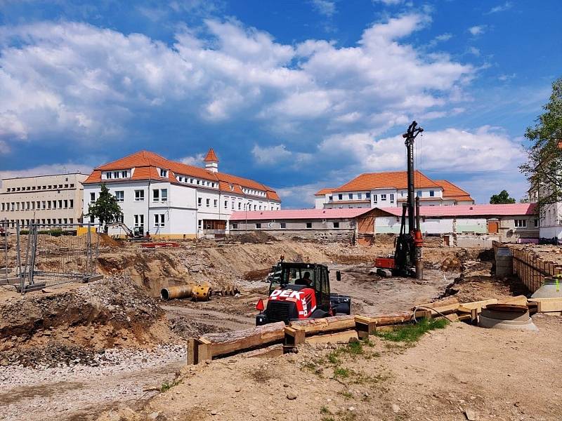 Tady bude nový pavilon chomutovské nemocnice.